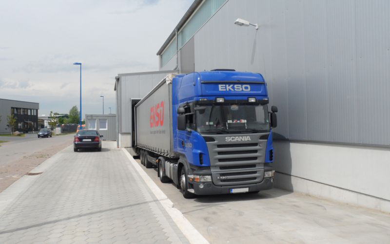 Truck wird an unserem Lager beladen